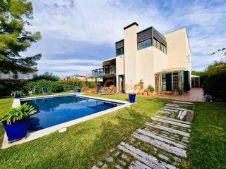 Casa a Cunit Residencial. Espectacular casa con piscina