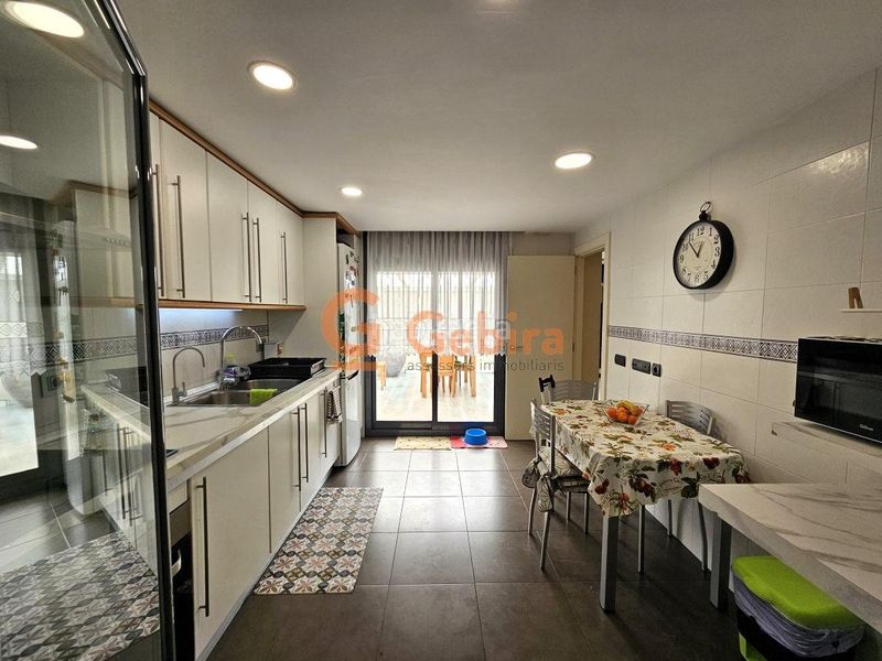 Foto 3038b7fd-f0db-4c53-a71d-8f536471578d. Casa adosada bombazo en Mas Mel! apareada con piscina, vistas al mar y 4 habitaciones en Calafell