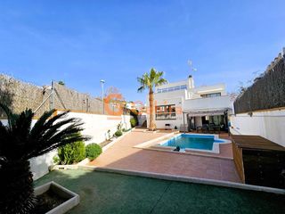 Casa adossada a Mas Mel. Bombazo en mas mel! casa con piscina, vistas al mar y 4 habitaci