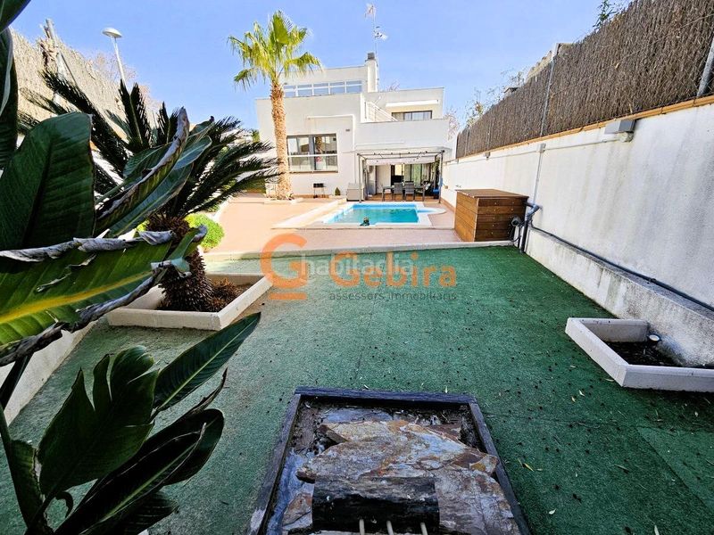 Foto f464c6bc-f782-4c2b-b04b-c5cf2cebbe5b. Casa adossada amb calefacció aparcament piscina a Calafell