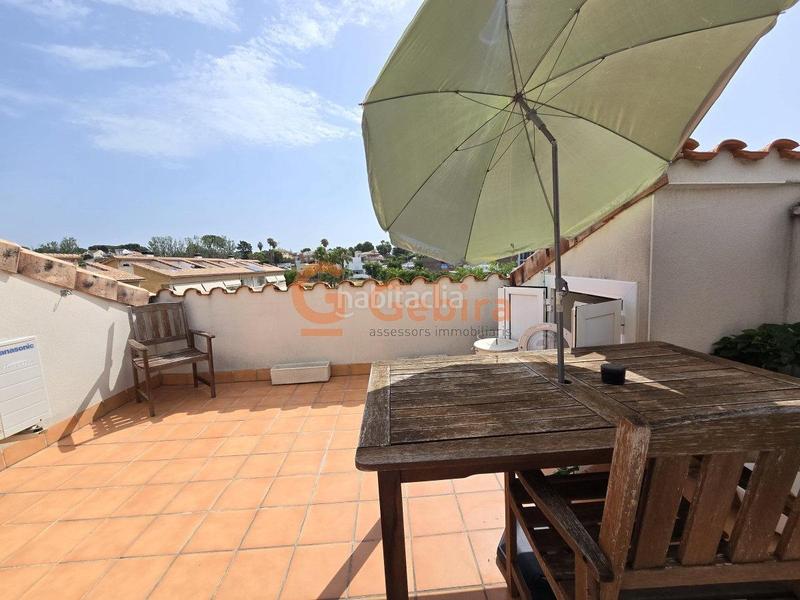 Foto 02fdbd28-bacd-4fa8-b490-f27606ca0b27. Casa adosada  esquinera con piscina comunitaria en Cunit