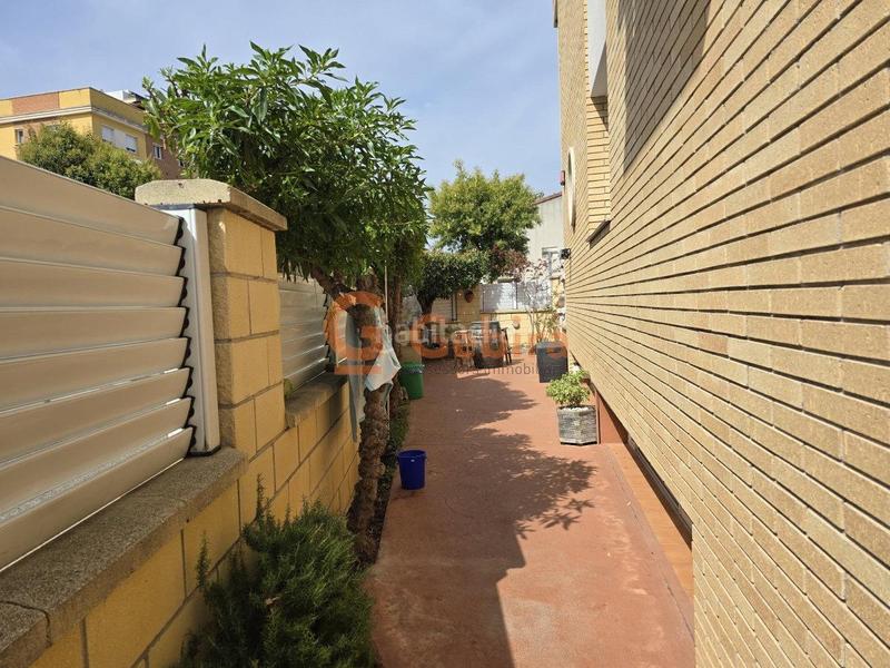 Foto 467ff50c-f9e6-4078-862a-311dadf59309. Casa adosada  esquinera con piscina comunitaria en Cunit