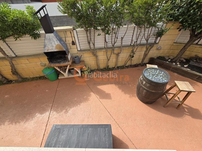 Foto 53a3e580-9998-48f0-b2a8-10b39fc7d160. Casa adosada  esquinera con piscina comunitaria en Cunit