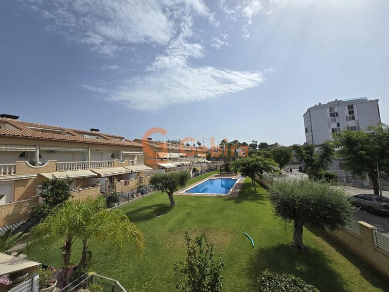 Foto 715df47e-0467-4b89-9476-294607d156b9. Casa adosada  esquinera con piscina comunitaria en Cunit