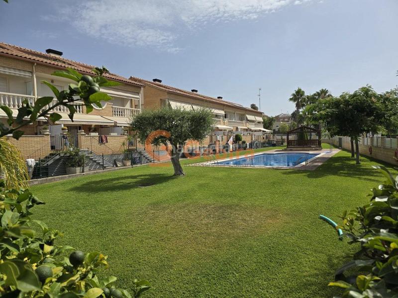 Foto dda59636-89a4-435a-8eaa-5f9e4762d55b. Casa adosada  esquinera con piscina comunitaria en Cunit