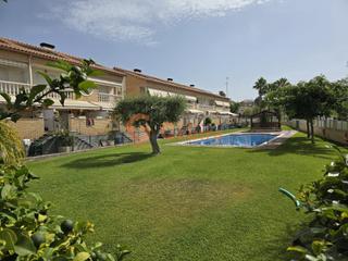 Casa adossada a Cunit Residencial. Casa adosada esquinera con piscina comunitaria