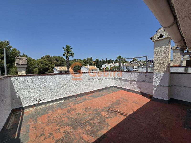 Foto 0af48529-9eaa-4afa-a044-2d507f22d521. Casa adosada  esquinera con piscina comunitaria en Cunit