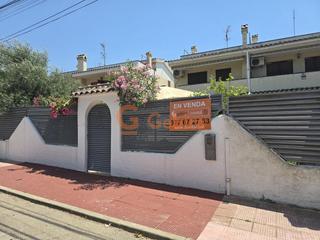 Casa adossada a Cunit Residencial. Casa adosada esquinera con piscina comunitaria