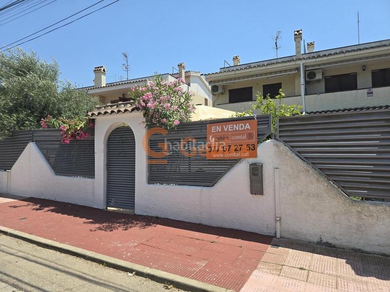 Foto 7b604f8f-46a9-4369-868d-e4189d026c7b. Casa adosada  esquinera con piscina comunitaria en Cunit
