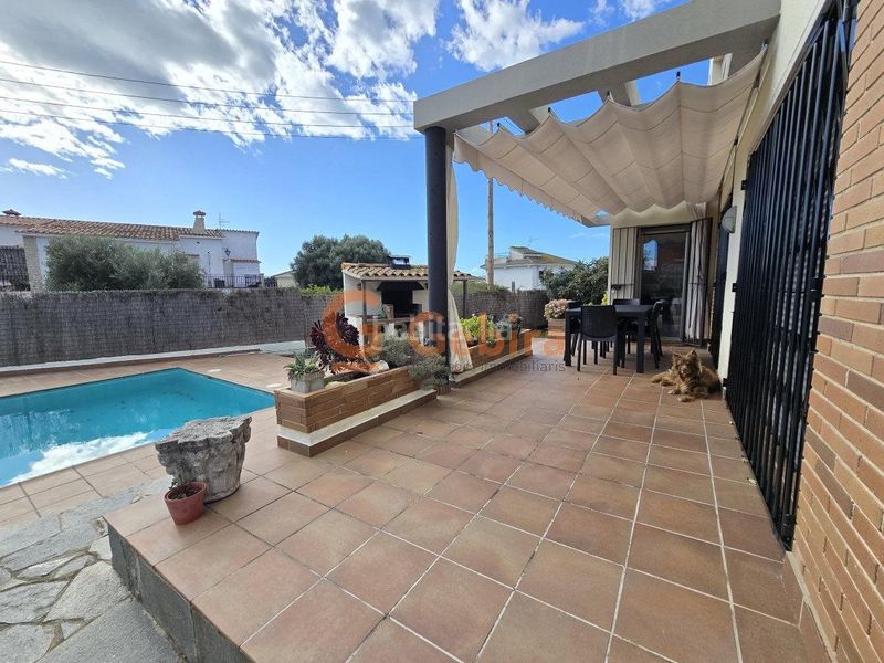 Foto b6dbae43-7ef2-43bb-b9a4-197f7af602b6. Casa  independiente con piscina privada en Segur de Calafell nucli urbà Segur de Calafell