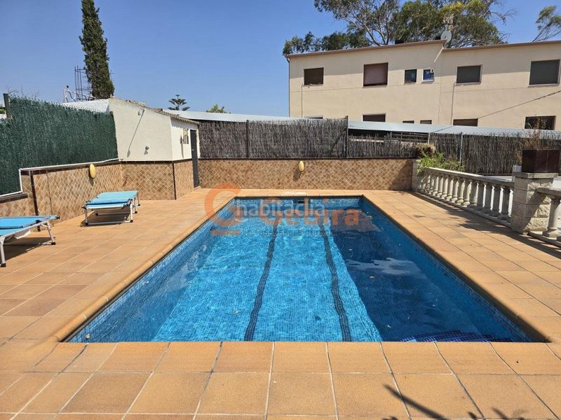Foto 7c0dd981-4ad6-4d2f-beb9-ac95795c88fe. Casa amb calefacció aparcament piscina a Cunit residencial Cunit