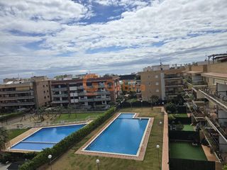 Pis a Prat de Cunit. Ático con gran solárium a pocos pasos del mar en prat de cunit