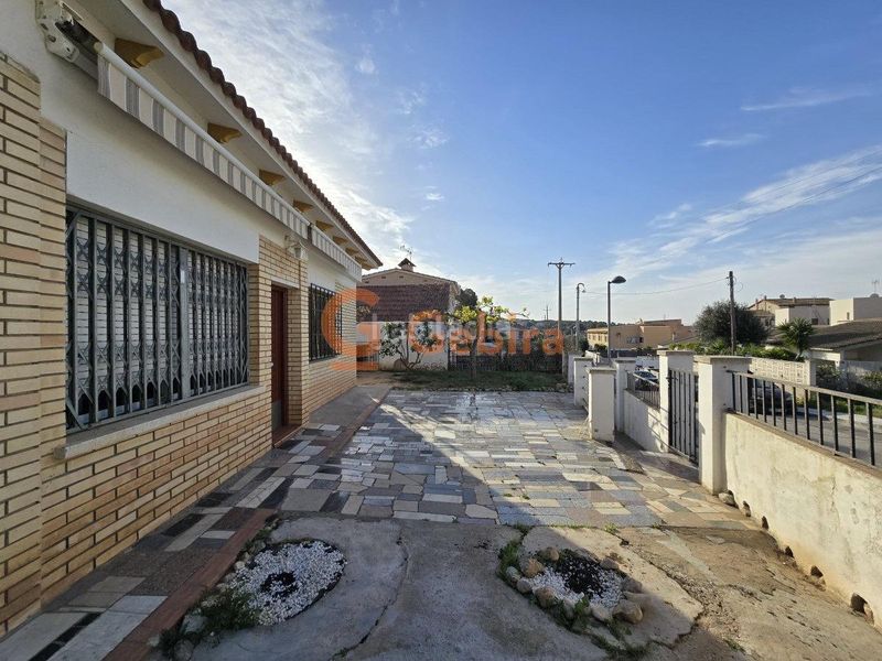 Foto 8fef8501-1af3-4cb4-8618-06d5dc3f56d7. Casa  independiente en urbanización mas trader i en Cubelles