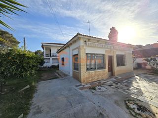 Casa a Mas Trader-Corral d�En Tort-Corral d�En Cona. Casa independiente en urbanizaci�n mas trader i de cubelles