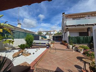 Casa en Cunit Residencial. Bonita vivienda  con jard�n y piscina el restotet cunit