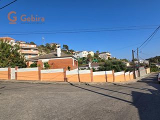 Xalet a Costa Cunit - Els Jardins - Els Rosers. Casa a dos calles con gran parcela, piscina y jard�n