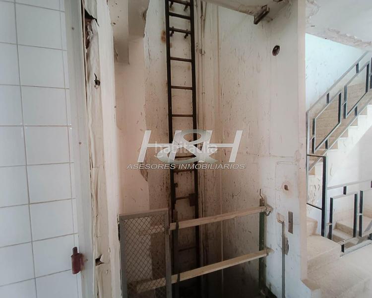 Foto 42f3f7d2-3383-425d-897b-6ef80c1eddd0. Edificio en El Castell Burjassot