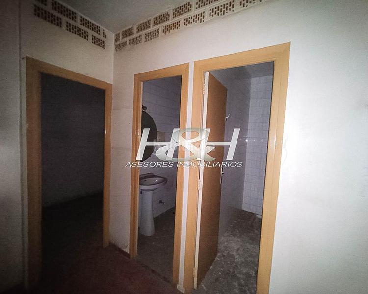Foto b00acbe1-0b51-4ab8-bdca-106b0c82202f. Edificio en El Castell Burjassot