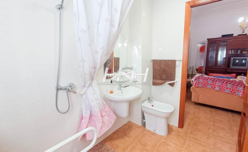 Foto 87a393c5-01d1-4361-85a1-c318954f6433. Ground floor with heating in El Castell Burjassot