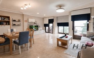 Etagenwohnung in El Castell. Piso de 3 habitaciones con garaje, 2 baños y amplio salón con 2