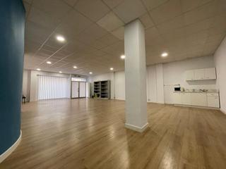 Local commercial  Calle san salvador. Espectacular local de 231 m2 con salida a dos calles. completame