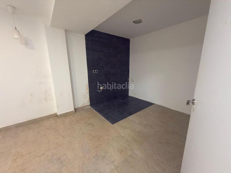 Foto 7aca3a81-b4c1-4a09-8f76-9f6c0e191457. Alquiler local comercial  93m2 con luz y agua junto pintor gisbert en Alicante