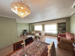 Etagenwohnung en Santo Domingo. Amplio piso en el corazn de alicante con patio y excelentes con