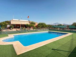 Chalet en Salafranca-Lloixa. Encantadora finca urbana con piscina en sant joan de alicante