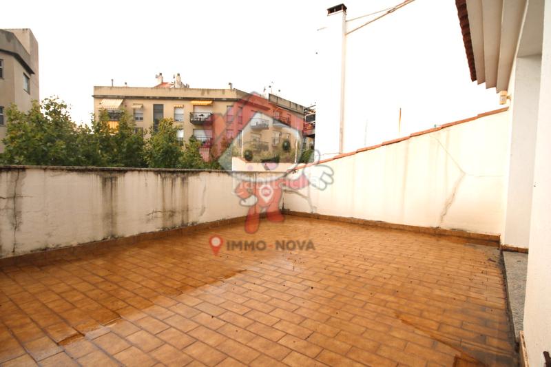 Foto 0b4e9efa-397b-4abb-bbba-36933959d1c5. Casa amb xemeneia calefacció aparcament a Centre Mataró