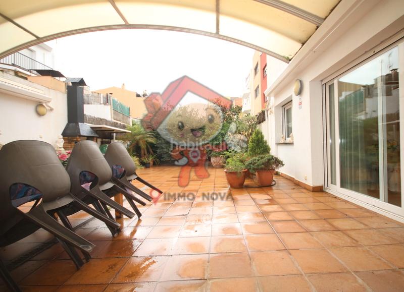 Foto 8aff7feb-d8b9-4c08-b67b-5f8c3b206f5a. Casa amb xemeneia calefacció aparcament a Centre Mataró