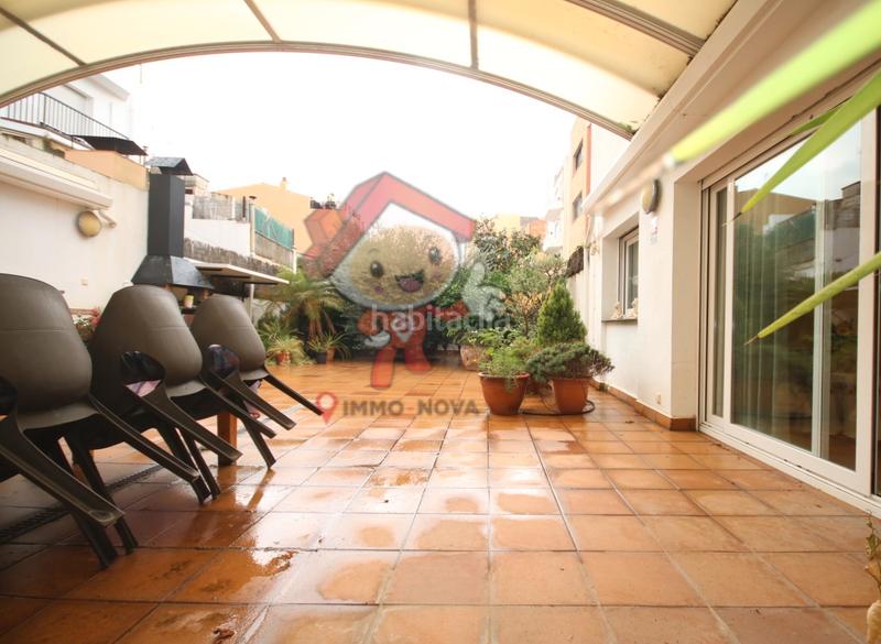 Foto cafa70e4-1b7b-4ebe-85ae-ad20f3db1dd6. Casa amb xemeneia calefacció aparcament a Centre Mataró