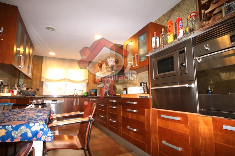 Foto d428cea2-0e95-4110-8f89-d0c81c1d396c. Casa amb xemeneia calefacció aparcament a Centre Mataró