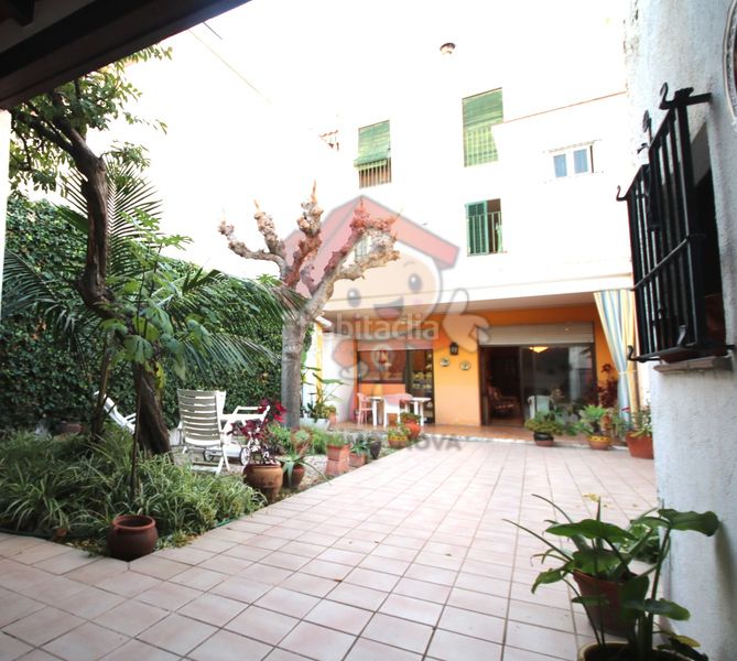 Foto 00bb6874-71e5-422d-9dbc-74ad9d0ba6fe. Casa adossada amb xemeneia aparcament a Centre Mataró