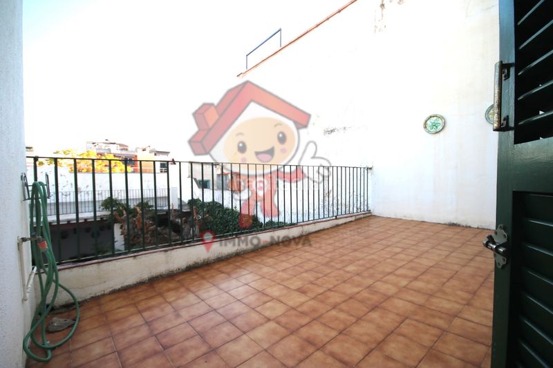 Foto 4b18f8f2-bd81-4676-bd03-cacc2d860e44. Casa adossada amb xemeneia aparcament a Centre Mataró