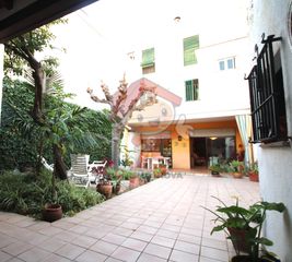 Casa adosada  Camí ral de la mercè. Exclusiva casa señorial en el centro, con garaje, patio y más de