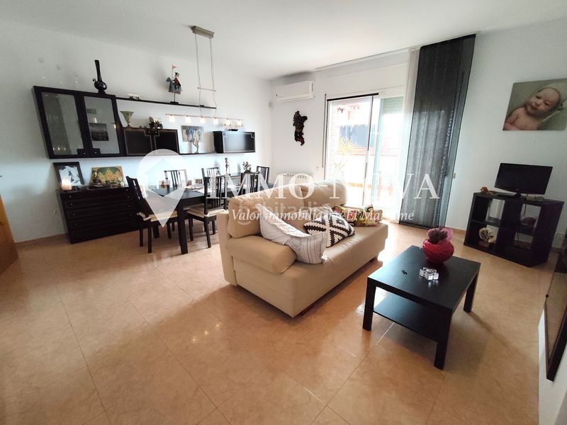 Foto 0de45345-ae37-49a7-8c21-02e6492606ea. Casa adossada amb xemeneia calefacció aparcament a Mataró