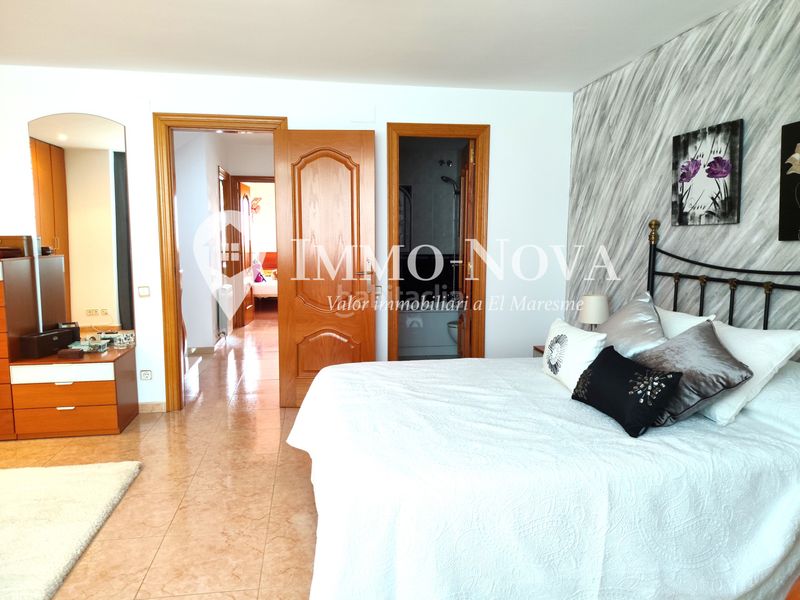 Foto 9b543ee0-8f07-4a12-84e9-74677d3a9b39. Casa adossada amb xemeneia calefacció aparcament a Mataró