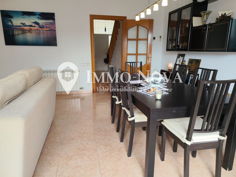 Foto a345aa68-8935-41b3-8ba4-e6da6bf891d6. Casa adossada amb xemeneia calefacció aparcament a Mataró