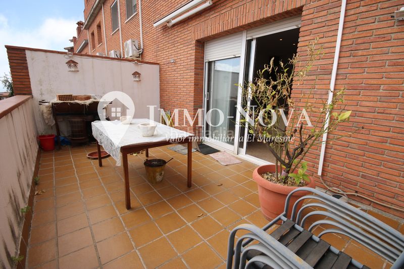 Foto b7127a3d-1e2c-4aff-8a8a-1d67fef345e4. Casa adossada amb xemeneia calefacció aparcament a Mataró