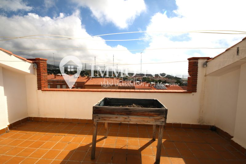 Foto ba7cf75a-0460-4977-a403-800fd246e8cf. Casa adossada amb xemeneia calefacció aparcament a Mataró