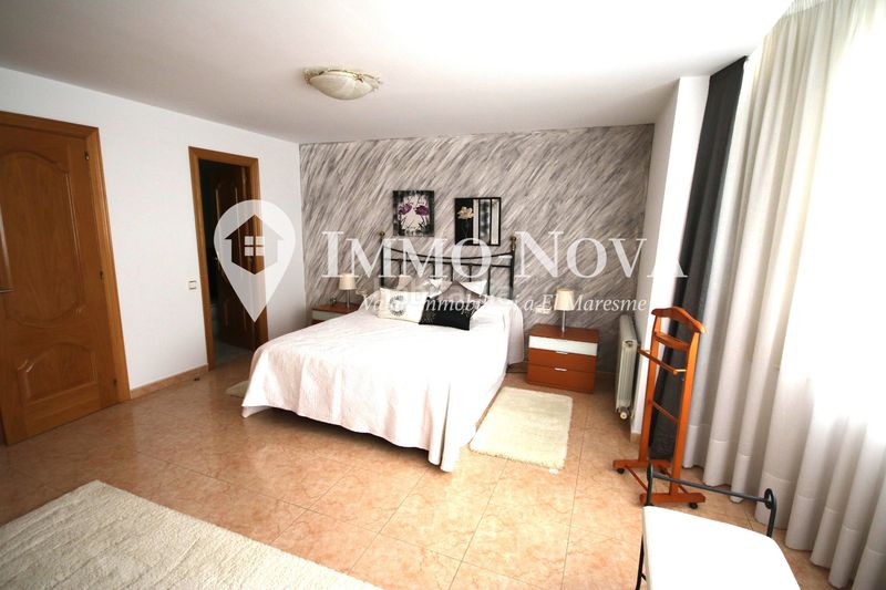 Foto c6731d68-da0a-4639-8322-1533e387c62e. Casa adossada amb xemeneia calefacció aparcament a Mataró