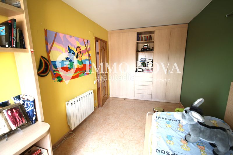 Foto d14e8a71-cfae-4fa8-abeb-a830822a99f1. Casa adossada amb xemeneia calefacció aparcament a Mataró