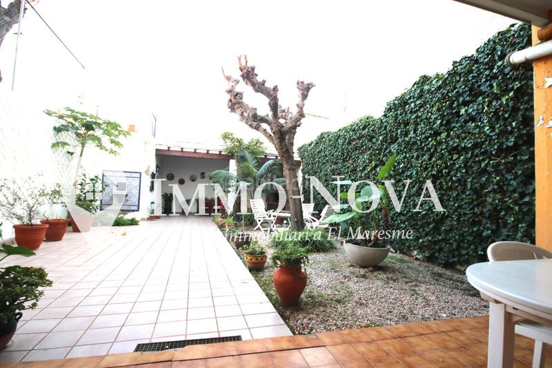 Foto e906a21d-3138-45a0-921d-bfcd1ae098e6. Casa adossada amb xemeneia aparcament a Centre Mataró