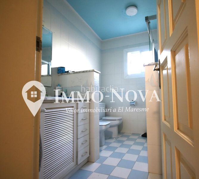 Foto f2c8c555-c361-43a7-8671-55a093e9d335. Casa adossada amb xemeneia aparcament a Centre Mataró