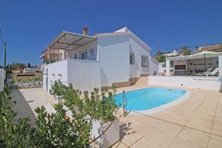 Chalet en Cometa. Atractiva casa de una sola planta en urbanización soleada con vi