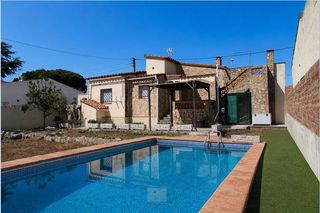 Xalet  Carrer tarragona 95. Casa individual con piscina