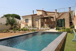 Chalet à Carrer tarragona 95. Casa individual con piscina