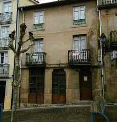 Casa aparellada a Casco Viejo. Frente plaza trinidad