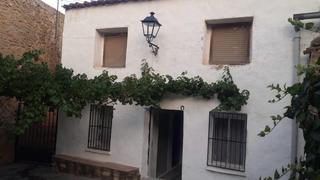 Casa pareada en Higueruela. A pocos metros de la plaza mayor