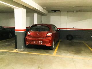 Aparcament cotxe a Centre. A prop escola freta